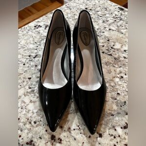 Trotters Women’s Black Patent Leather Pointed Toe 2” Heel Size 10